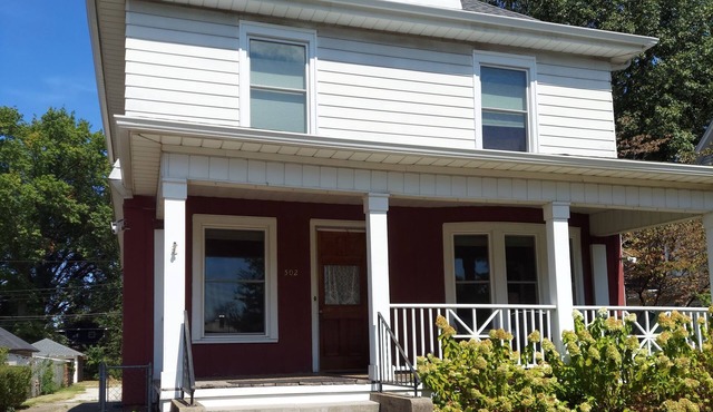 Charming historical 4 bd & 3 full ba home in Terre Haute with WiFi, AC & parking