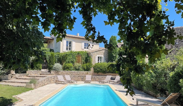Charming house with swimming pool in an authentic village 10 mn from Gordes