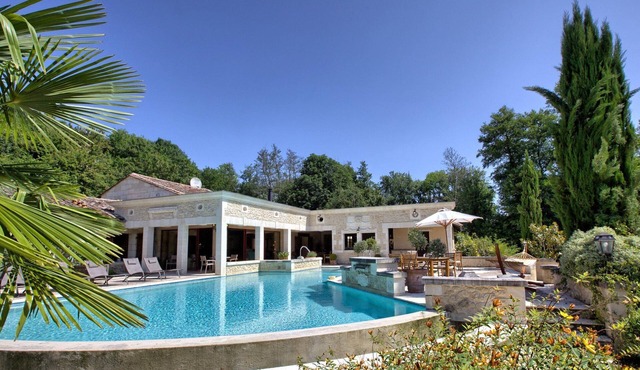 Charming house with swimming pool, tennis, spa,hammam, sauna and fitness room