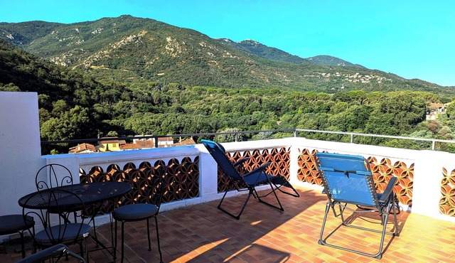 Charming house with garden and panoramic terrace; between sea and mountains!