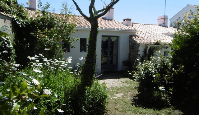 Charming house in Noirmoutier village with garden for 4 people