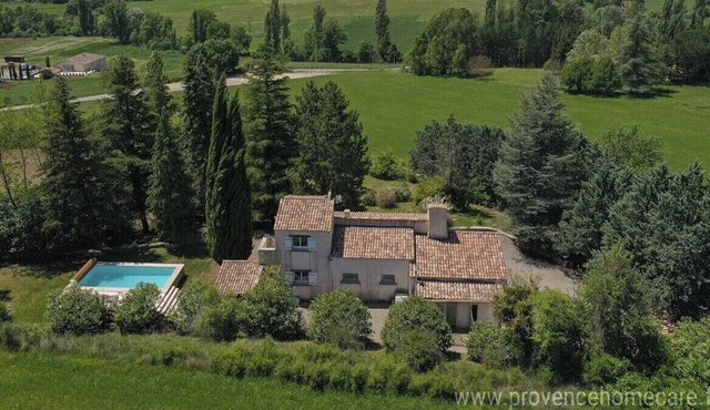 Charming house surrounded by nature with swimming pool and wooded grounds in the Luberon
