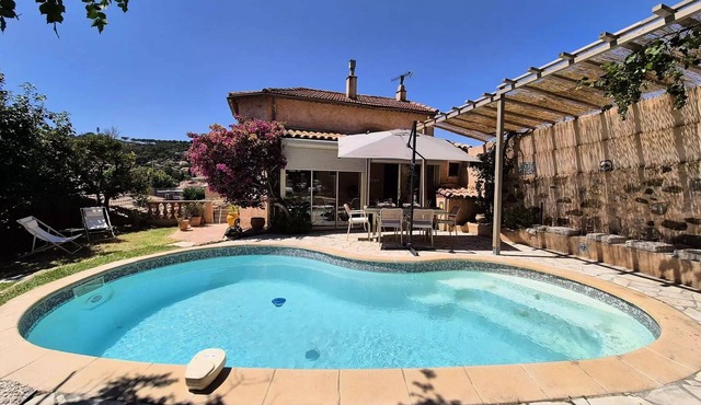 Charming house with swimming pool, air-conditioned, WIFI, a stone's throw from the port and beaches.