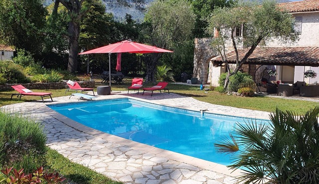 Charming house, close to the forest, quiet with swimming pool