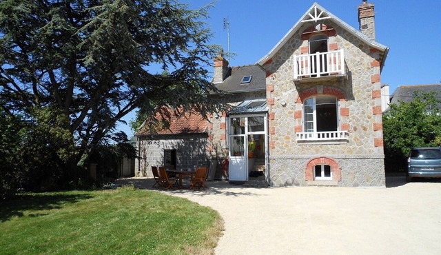 Charming holiday home with large garden near the beaches.