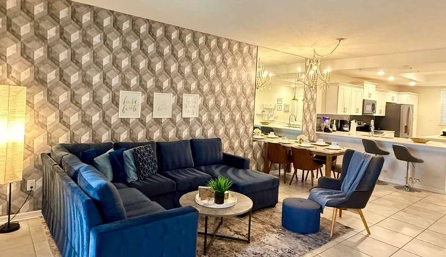 Charming Holiday Condo, Only 7 min to Disney