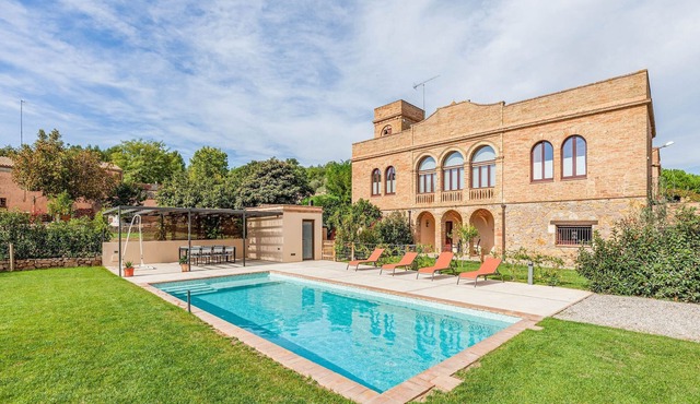Charming Holiday Home in Vulpellac with Shared Pool