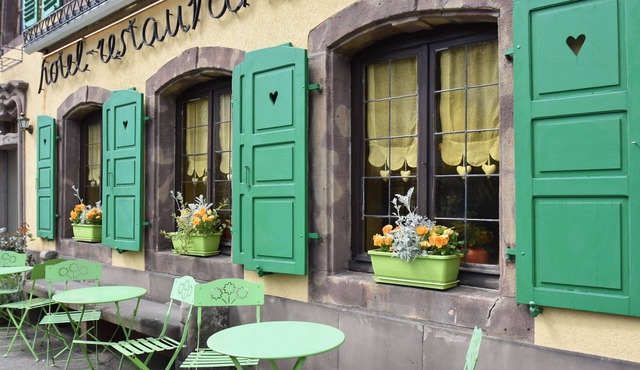 Charming holiday home with terrace in Varsberg