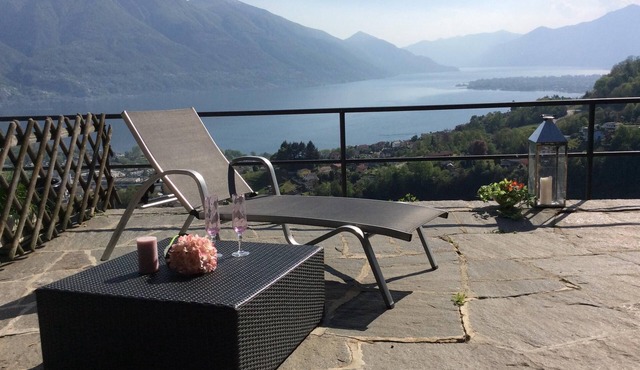 Charming holiday home with a spacious terrace, panoramic views and all-day sun