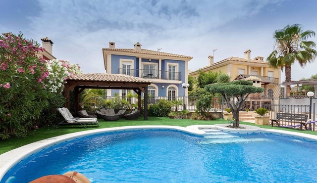 Charming Holiday Home with Private Pool and Bar