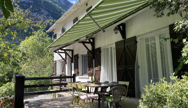 Charming Holiday Home with Mountain and River Views