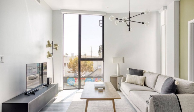 Charming Hollywood 2BR w/Roof & BBQ, nr Melrose/Fairfax, by Blueground