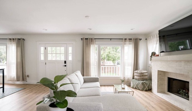 Charming Hollywood Bungalow with Private Parking