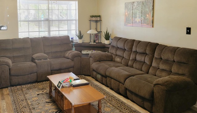 Charming Home- 15 mins from Historic Downtown, W+D