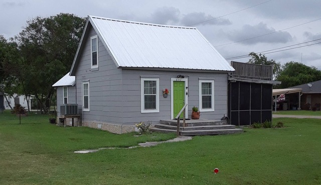 Charming home 2 blocks from waterfront