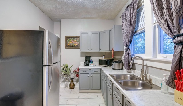 Charming Home: 2 Mi to Downtown Memphis & Zoo