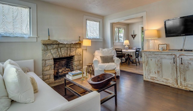 Charming Home < 2 Mi to Downtown Hendersonville!