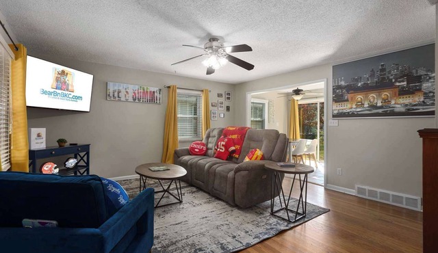 Charming Home|4 KingBeds|Fenced Yard|Fire pit