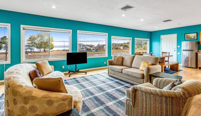 Charming home by the sea with ocean view, fast WiFi & W/D - for work & play