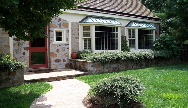 CHARMING HOME CLOSE TO EVERYTHING