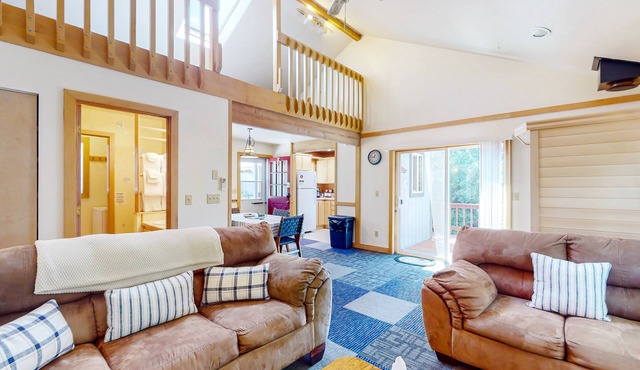 Charming home close to Florence & beaches with sauna, firepit, grill, W/D, AC