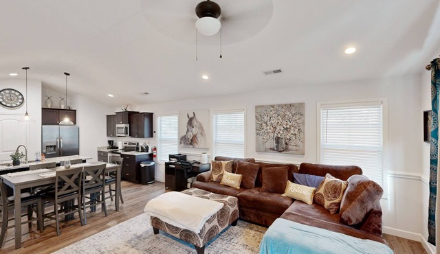 Charming home- Dog Friendly, washer/dryer, internet access, and firepit