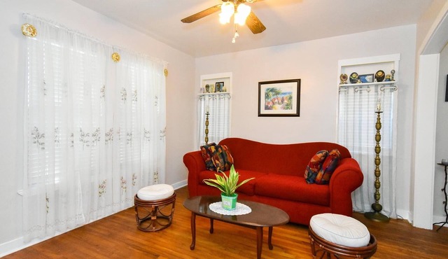 Charming Home Five Minutes To The Beach, Very Close to the Aquarium & Lexington