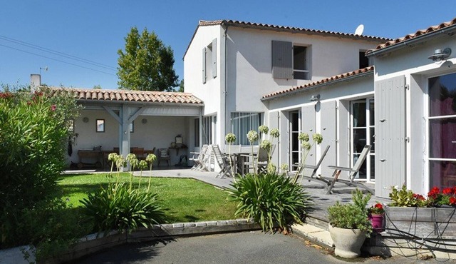 Charming Home Near Village Center, Sleeps 6, Garden, WiFi, Well-Equipped Kitchen