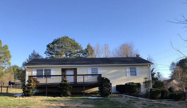 Charming Home in a Safe and Quiet Neighborhood Convenient to Town
