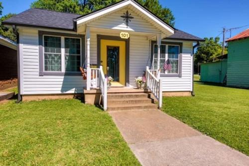 Charming home in Brighton, TN Close to Memphis