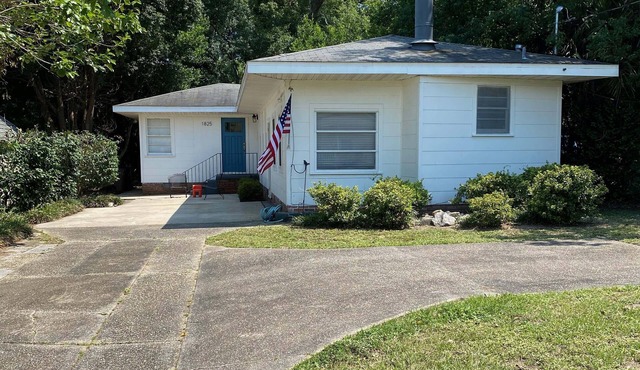 Charming Home in East Hill, nearby neighborhood parks, bayou, beach and downtown