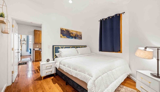 Charming Home In Heart of City With King Size Bed