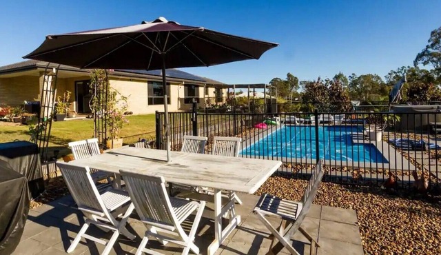 Charming home in Jimboomba. Perfect for groups of 8. Relaxing stay assured!