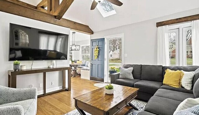 Charming Home in ❤︎ of KC 2 BDR/2 BA (sleeps 4-6)
