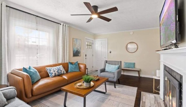 Charming Home in Speedway. King Beds. Pet Friendly!