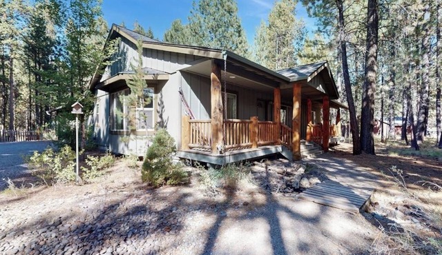 Charming home in wooded setting with deck, BBQ grill, WiFi, and fireplace