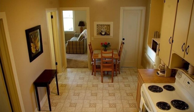 *Charming Home Located in the Heart of Historic Uniontown District* 2to12 guests
