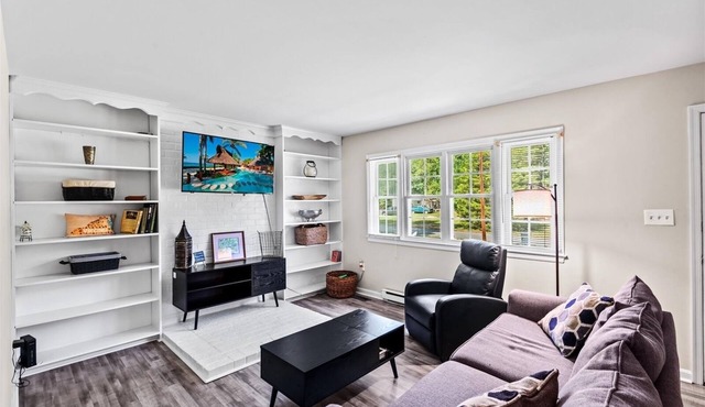 Charming Home Minutes from Town ! Close to Golf Course and Kings Dominion !