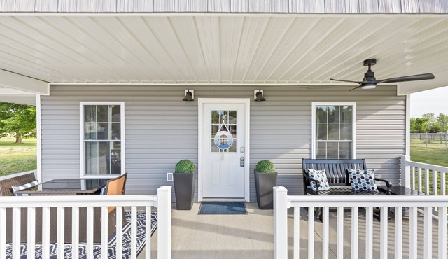 Charming home minutes away from Mark Twain Lake equipped with all amenities.