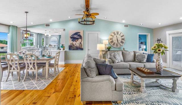 ☆Charming Home♡ Near Anna Maria Beach♡ Heated Pool+Games☆