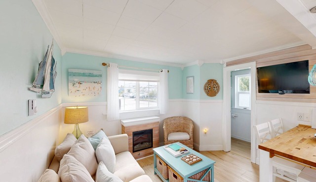 Charming home near beach with fast WiFi & whimsical interior - close to beach