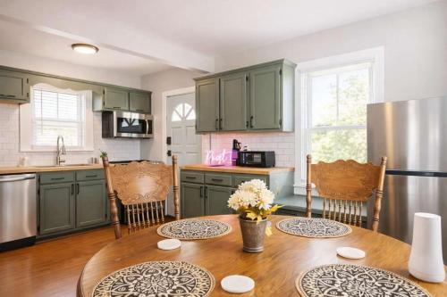 Charming home near Churchill Ds and Expo Center