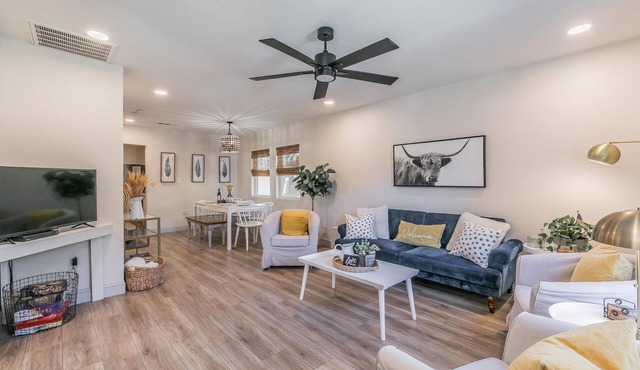 Charming Home Near Dickies+Free Biweekly Clean+KING Bed+Fully Furnished