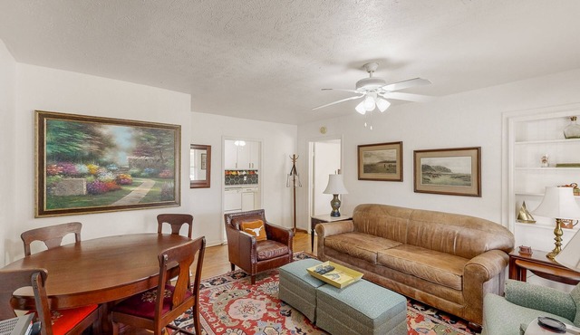 Charming home near downtown Austin with grill, streaming, washer/dryer, & AC