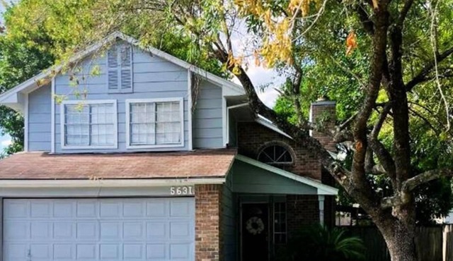 Charming Home Near IAH, Minutes from Malls!