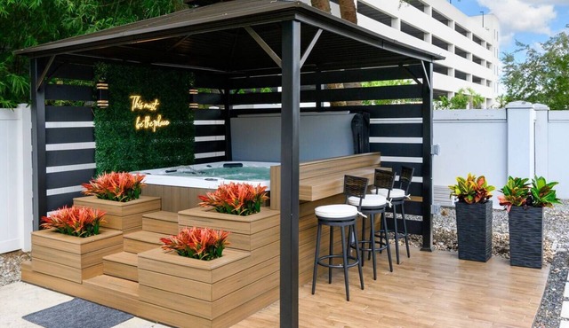 Charming home Near TPA and Bucs stadium! EV Charger and Jacuzzi!