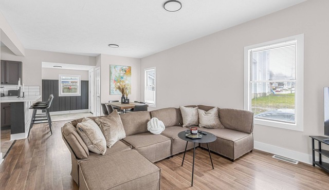 Charming Home Near Heart of Downtown Sleeps 12