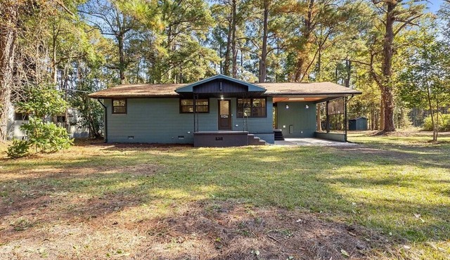 Charming Home on 1 Acre – Close to Shopping and Dining