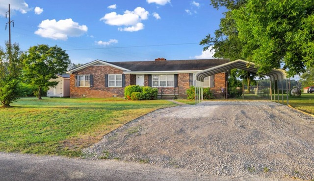 Charming Home on 1 Acre w/Game Room, WIFI, AC, EV!