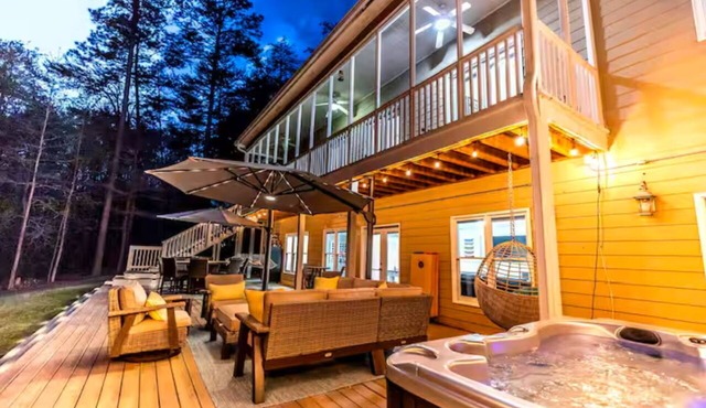 Charming Home on Lake Lanier, sleeps 14, all the amenities! Come make Memories!